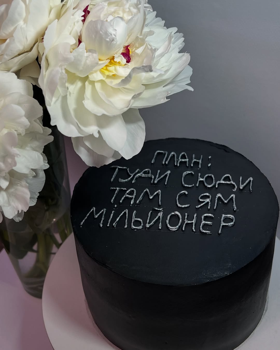 Шоколадний торт з малиною